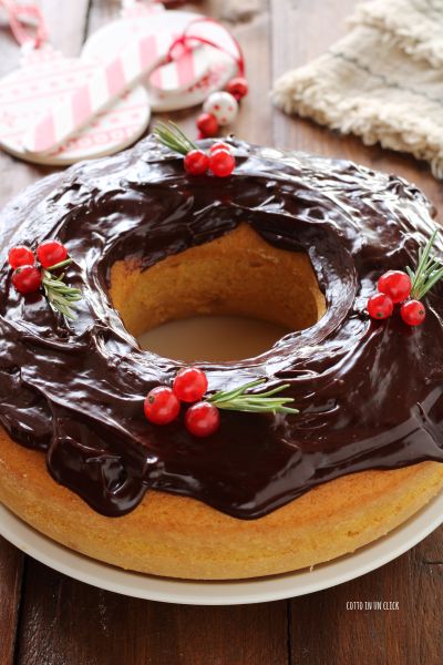 spread the ganache on the surface and decorate with red currants and rosemary twigs