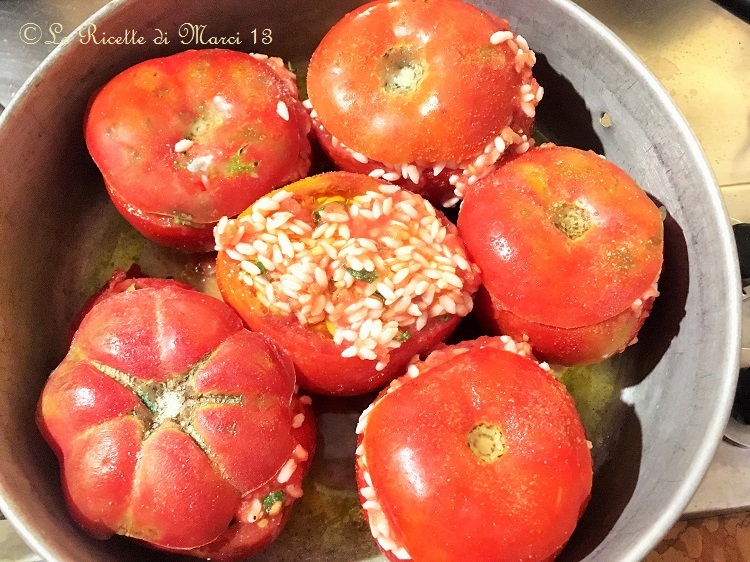 Summer tomatoes stuffed with raw rice