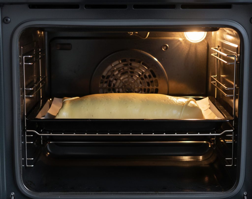 it can be stored at room temperature for 24 hours in a breathable container to preserve the crust's crispness. In the refrigerator, it lasts up to 3-4 days, but the moisture from the apples may soften the dough; I recommend briefly reheating it in the oven before serving to restore the original texture You can freeze the strudel either cooked or raw: ​Raw: wrap it well in plastic wrap and freeze immediately; bake directly from frozen, increasing the baking time by about 10-15 minutes. ​Cooked: slice it and freeze the pieces individually; it keeps for 2-3 months. To consume, thaw in the fridge and warm in a static oven at 300°F for a few minutes to restore the crispness of the FiberPasta.