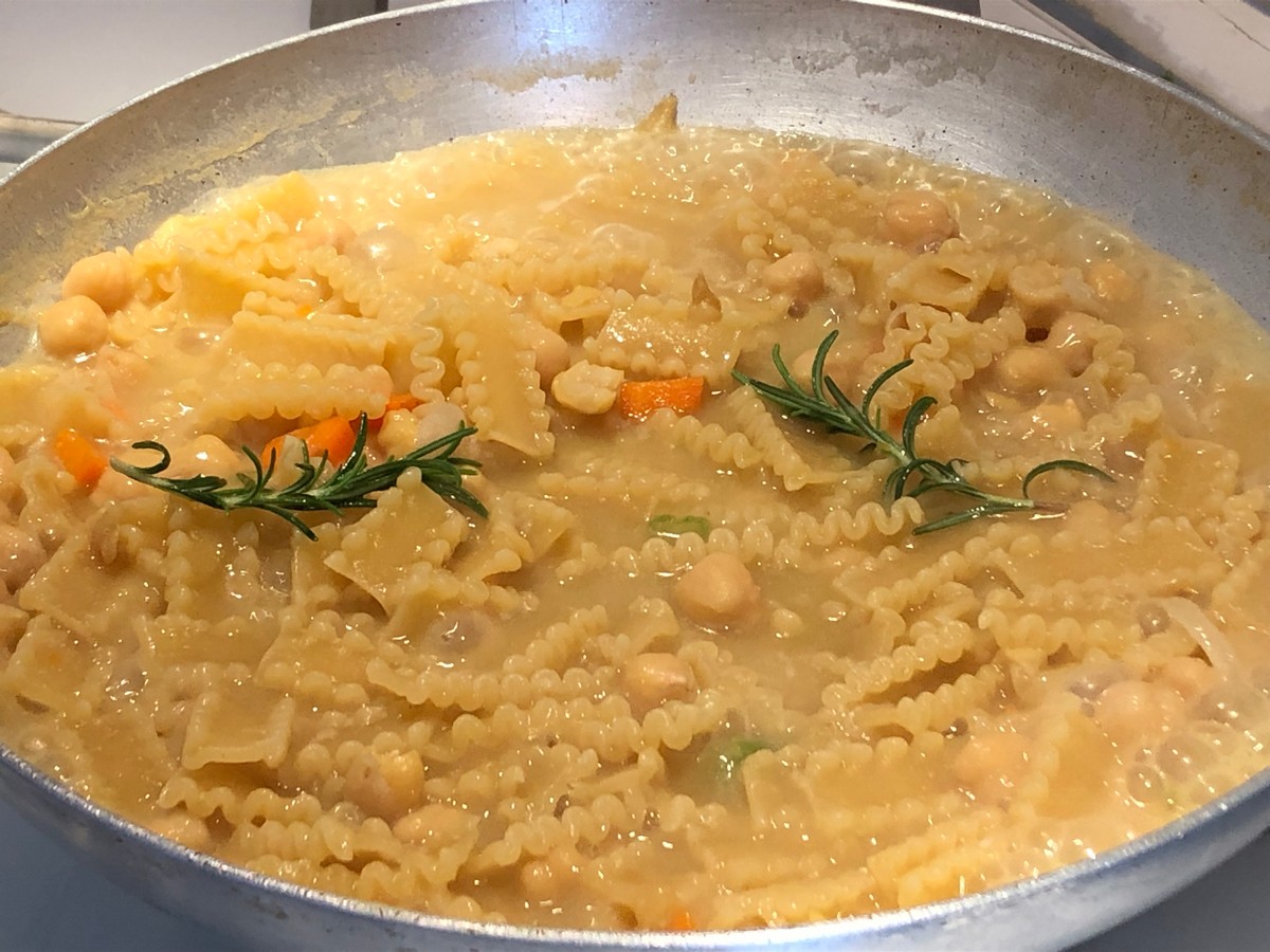 Pasta and Chickpeas with Rosemary Scent