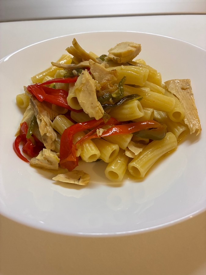 Sedanini, canned tuna in oil and bell peppers