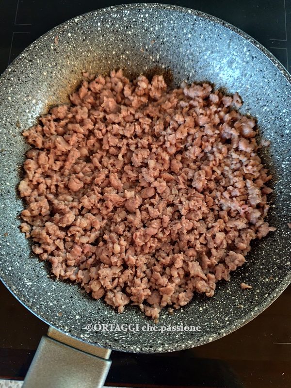 brown the luganega (or sausage) or pastin