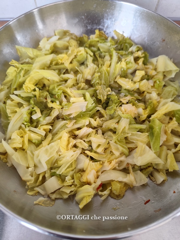 complete cooking of braised cabbage verze sofegae