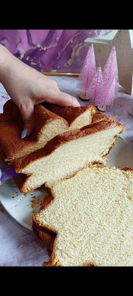 Cutting the pandoro into slices