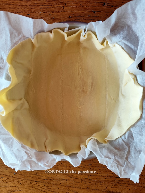 unroll puff pastry into the cake pan