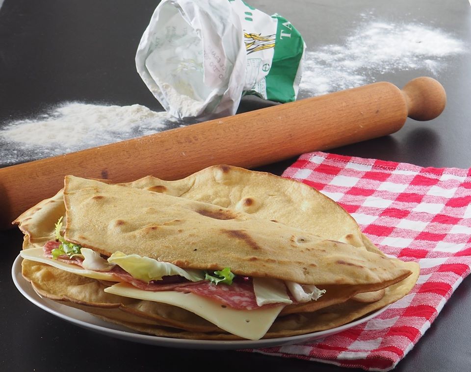 Flatbread with Cold Cuts, Tomato, Cheese