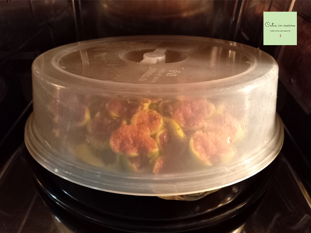 Figs cooked in the microwave with lid