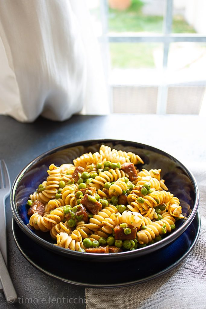 Fusilli with peas and glazed tofu