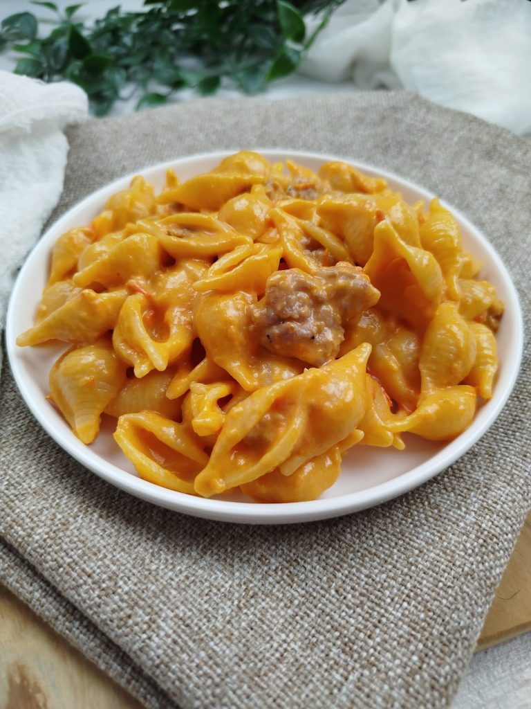 Creamy shells with sausage