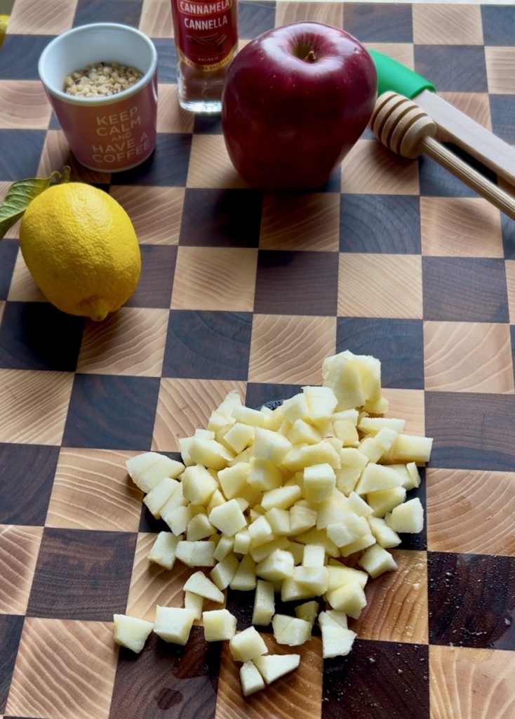 Cut the apples into cubes
