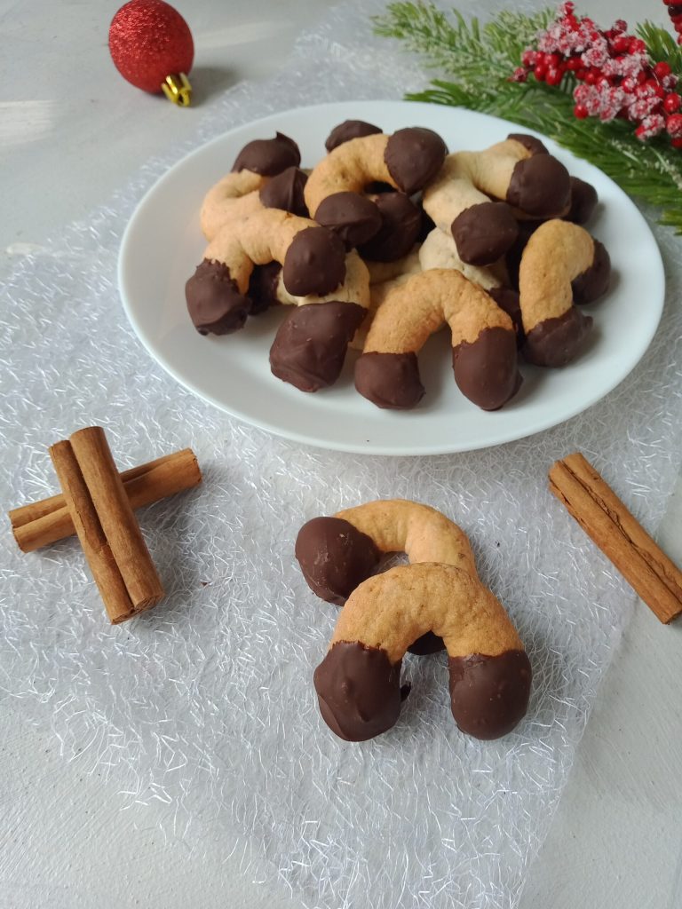 Cinnamon and chocolate cookies
