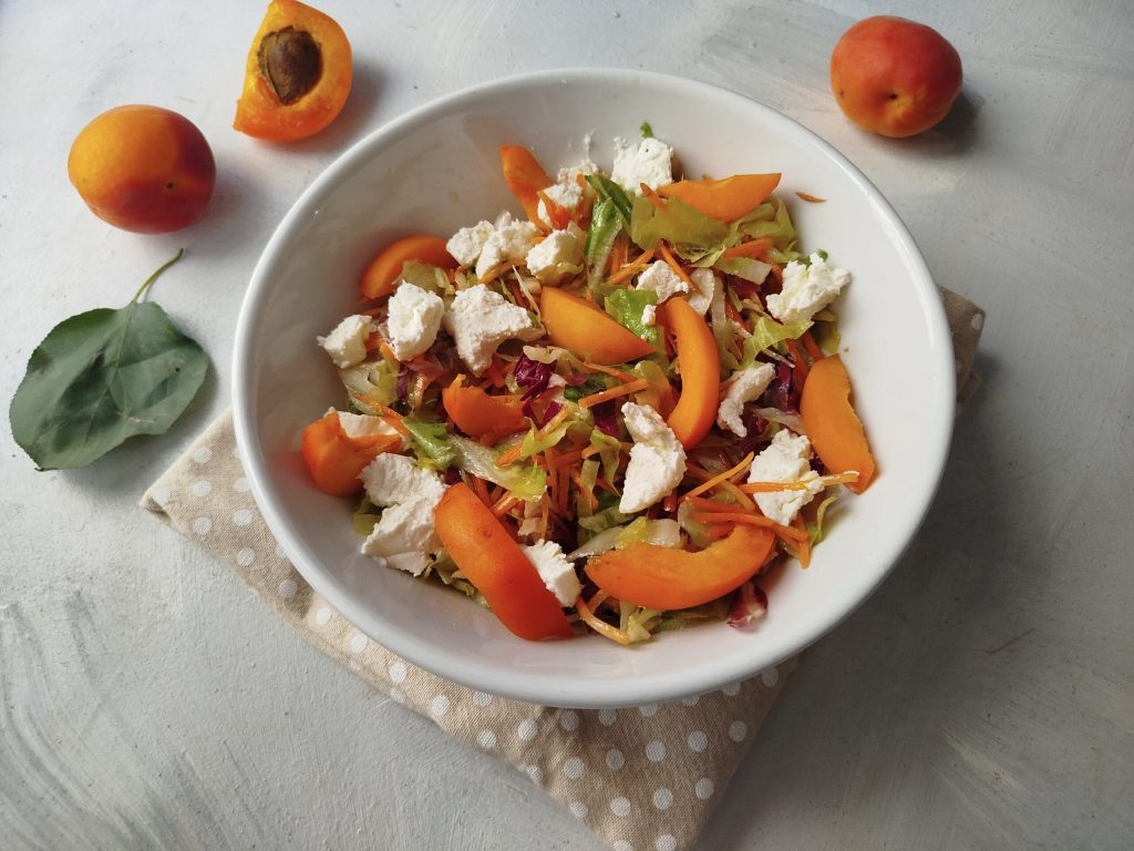 MIXED SALAD WITH FETA AND APRICOTS