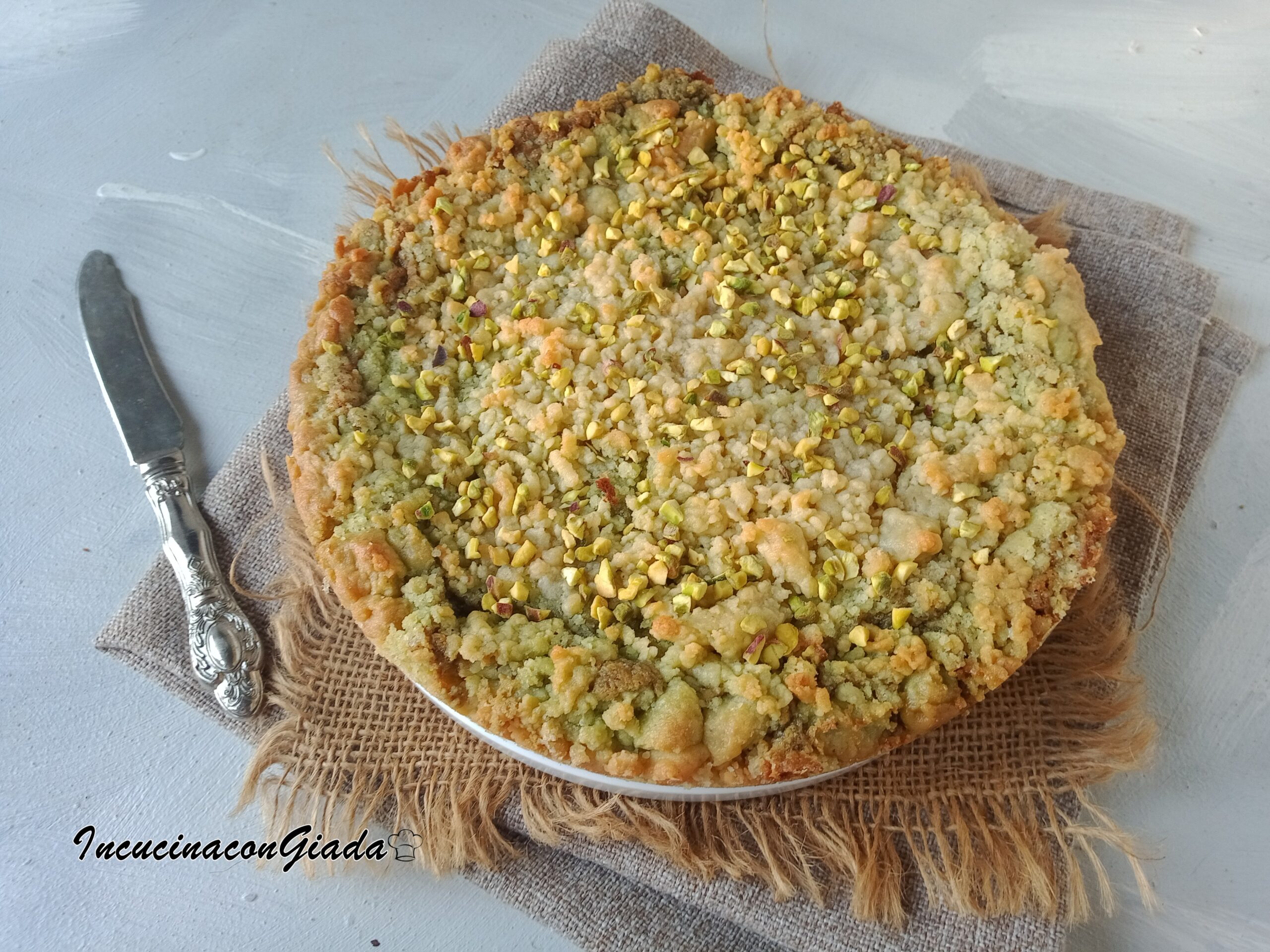 PISTACHIO CRUMBLE CAKE