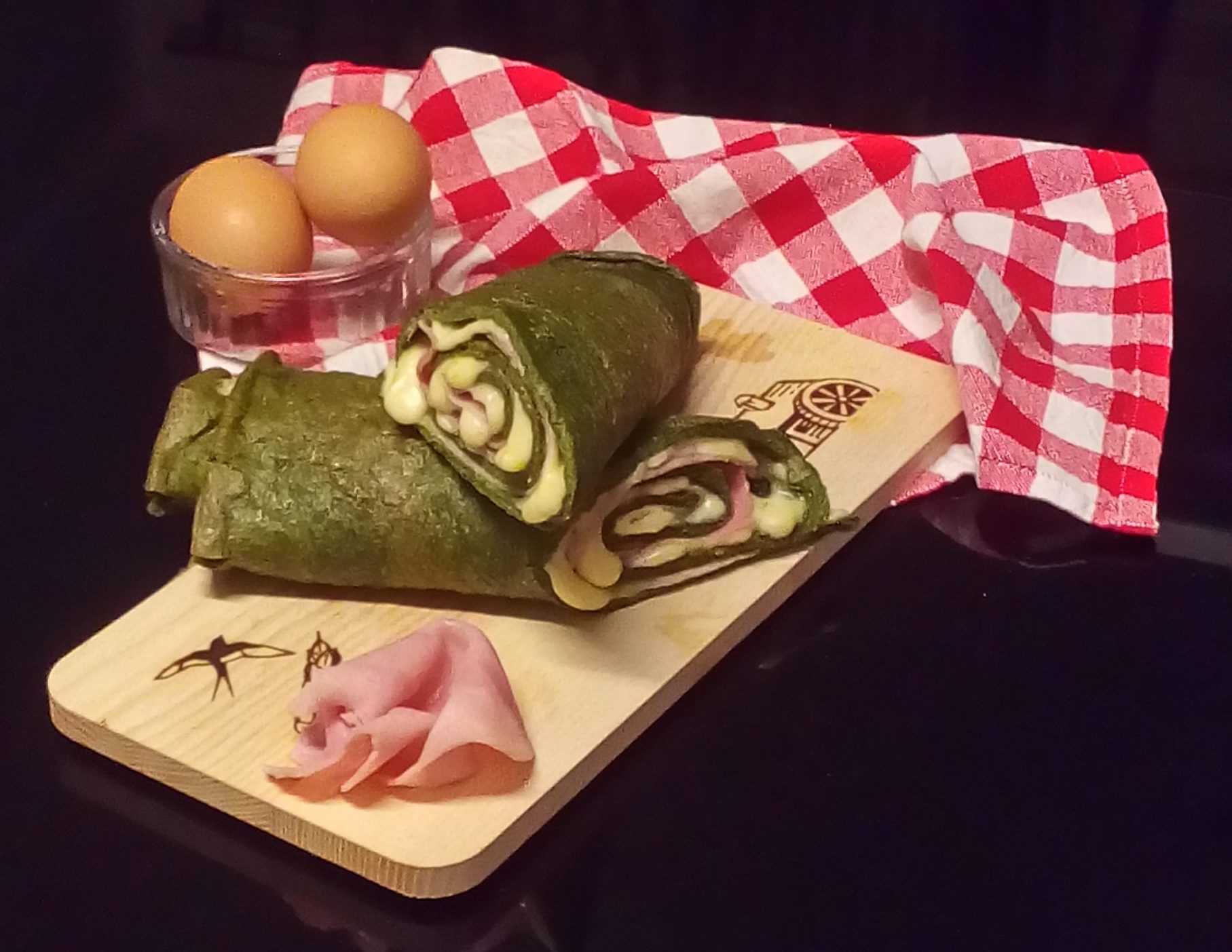 Spinach Roll Filled with Ham and Cheese