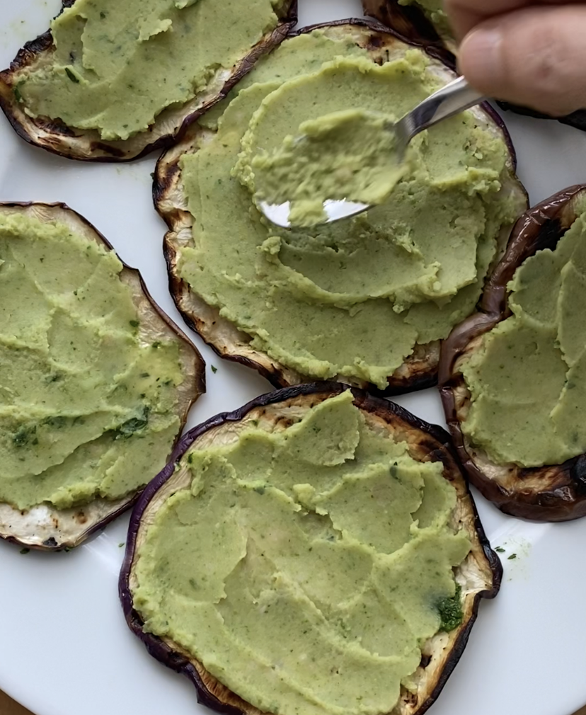 Spread the eggplants with the filling