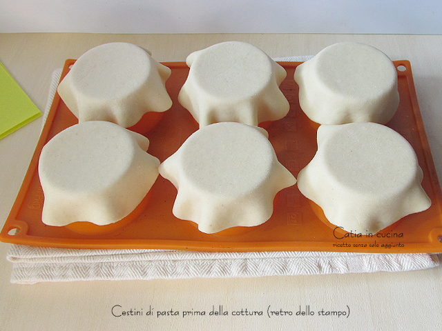 baskets before baking back mold