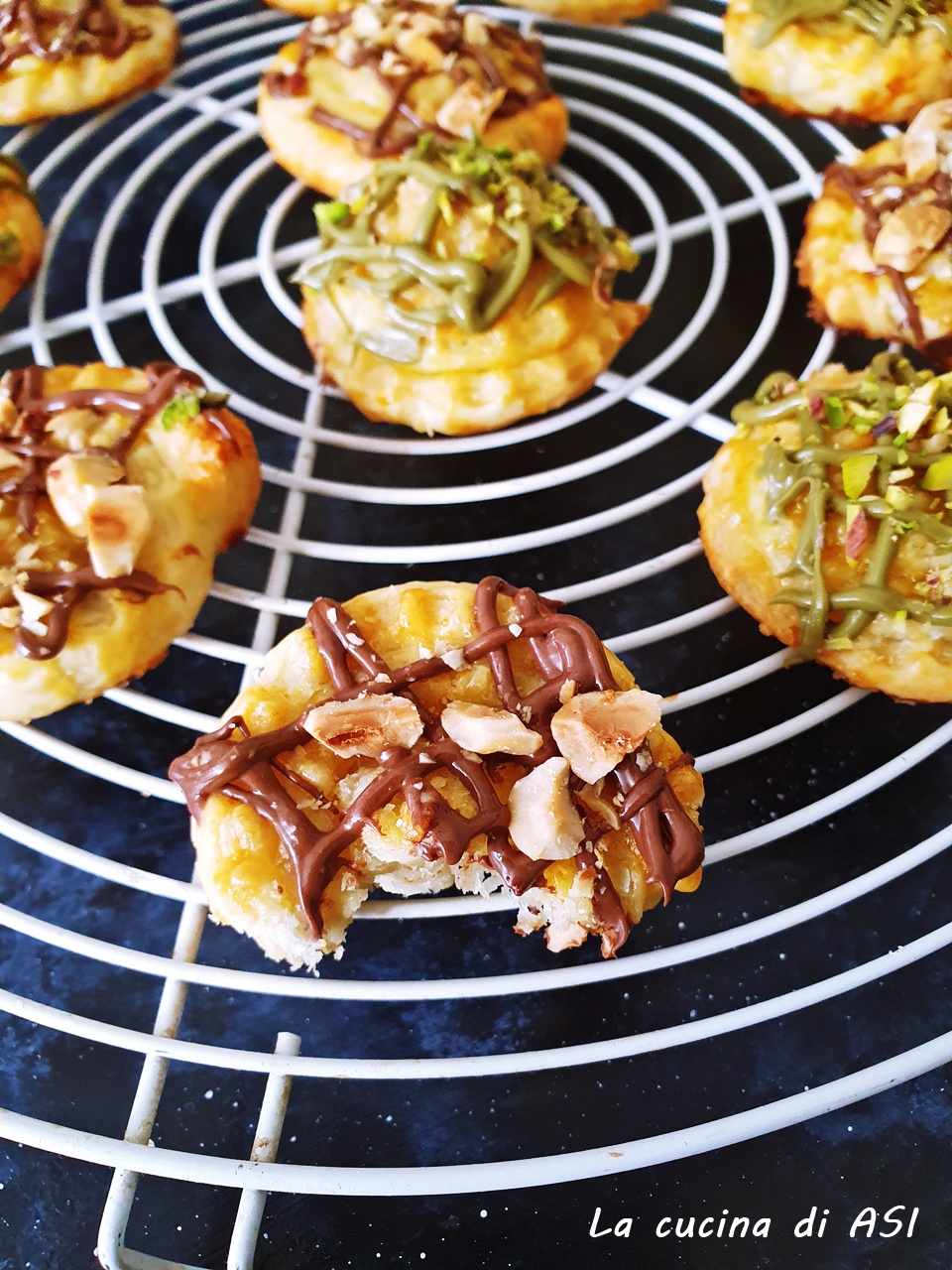 Clever Puff Pastry Rolls with Nutella© and Pistachio