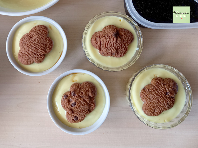 layer of cream and cookies