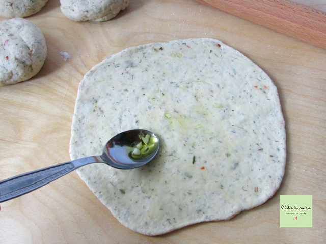 Distribute oil and garlic on the flatbreads