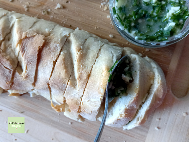 insert the butter and aromatic mince into the bread slices