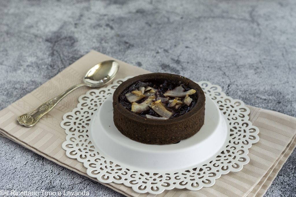 mini tarts with raspberry jam and cocoa rice shortcrust