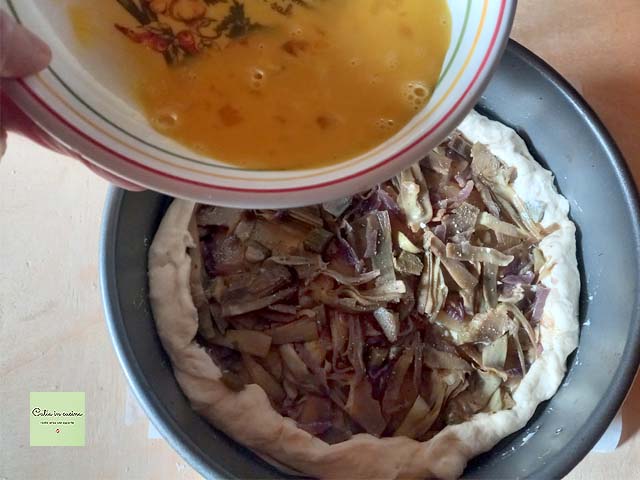 panpizza with artichokes pour the egg