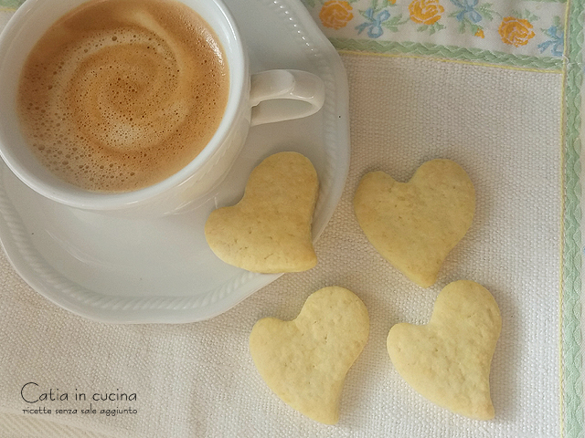 small cookies with cream shortcrust pastry