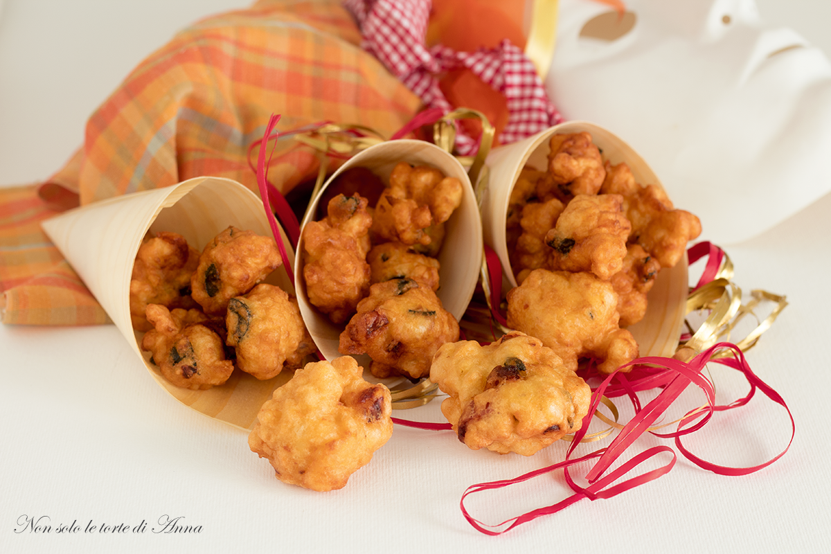 Quick savory fritters with tomatoes and olives: ready in 10 minutes and no rising needed!