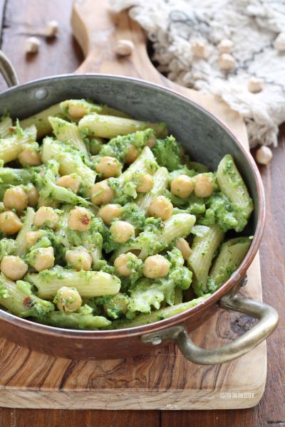toss the pasta with the broccoli and chickpeas and serve on the table