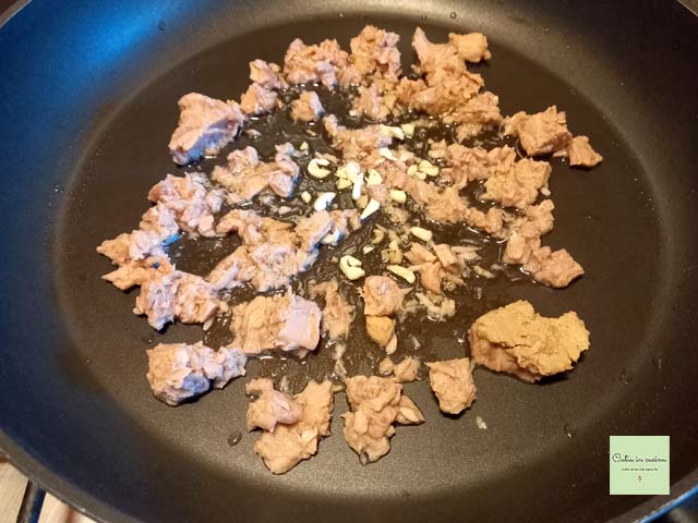 flavor the tuna in the pan with garlic