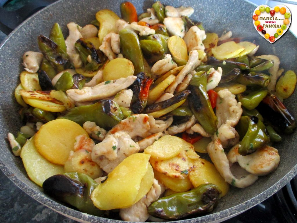 Chicken with Sweet Green Peppers and Potatoes in a Pan, Mangia senza Pancia
