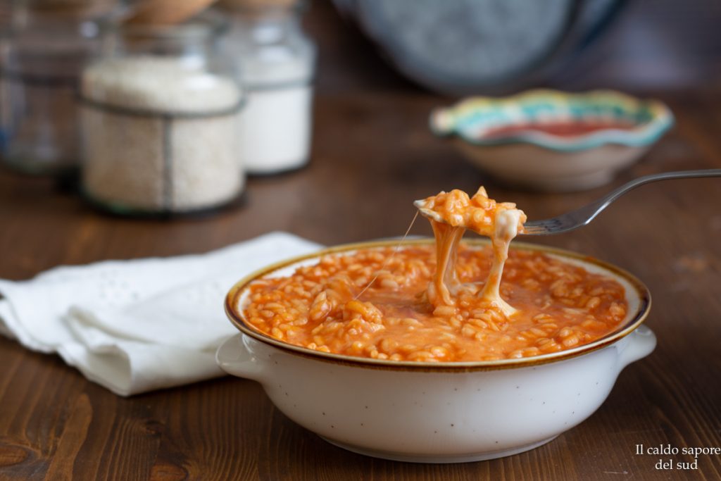 Melty rice with mozzarella and tomato