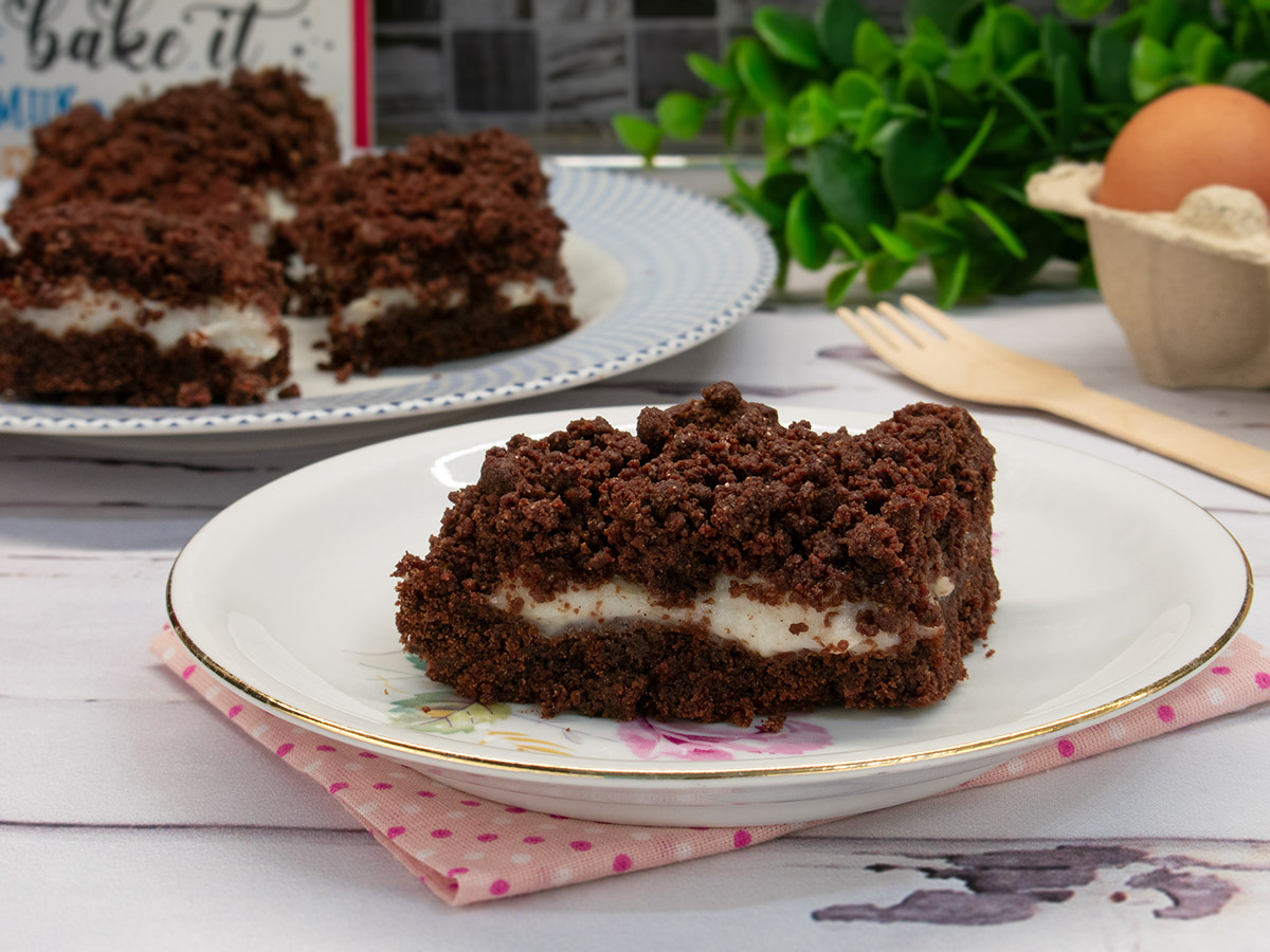 Cocoa Crumble Cake with Milk Cream