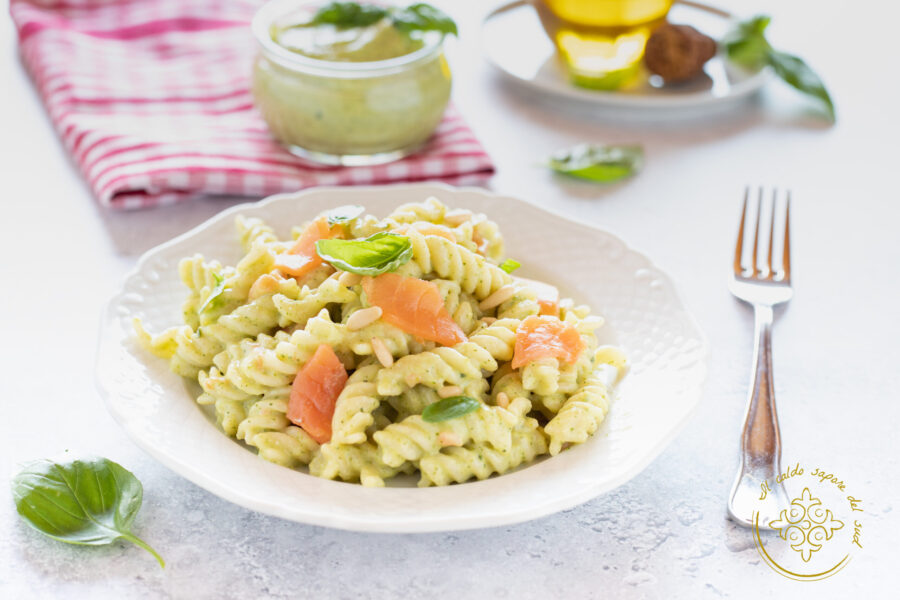 Cold pasta with zucchini and salmon