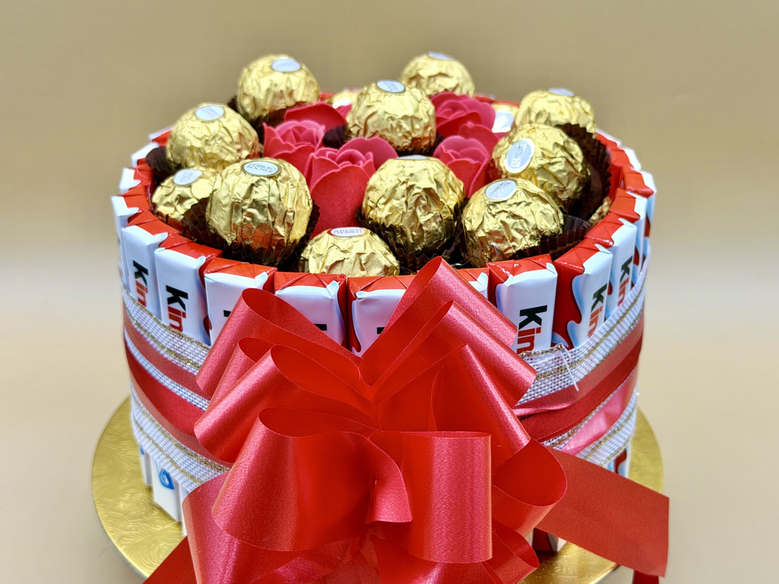 Cake with Kinder Chocolates and Ferrero Rocher: a Spectacular Gift Idea