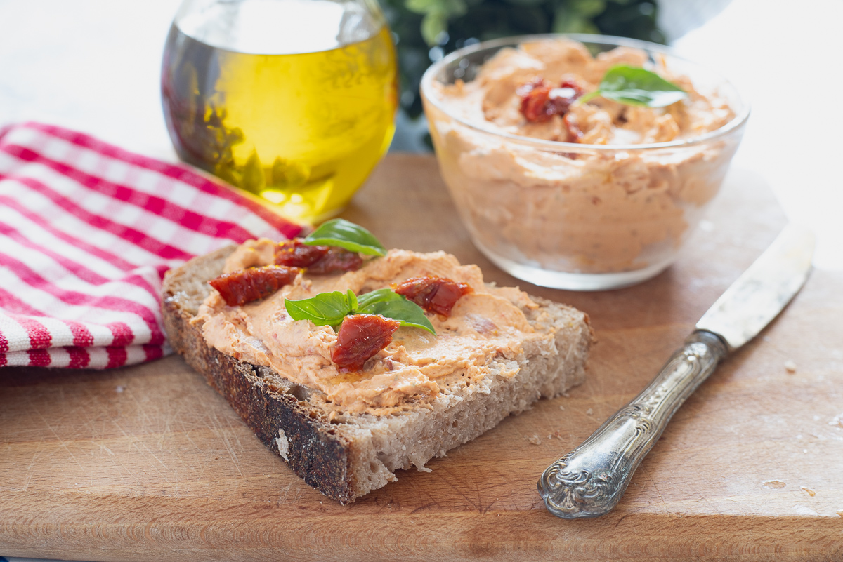 Spreadable cheese with sun-dried tomatoes