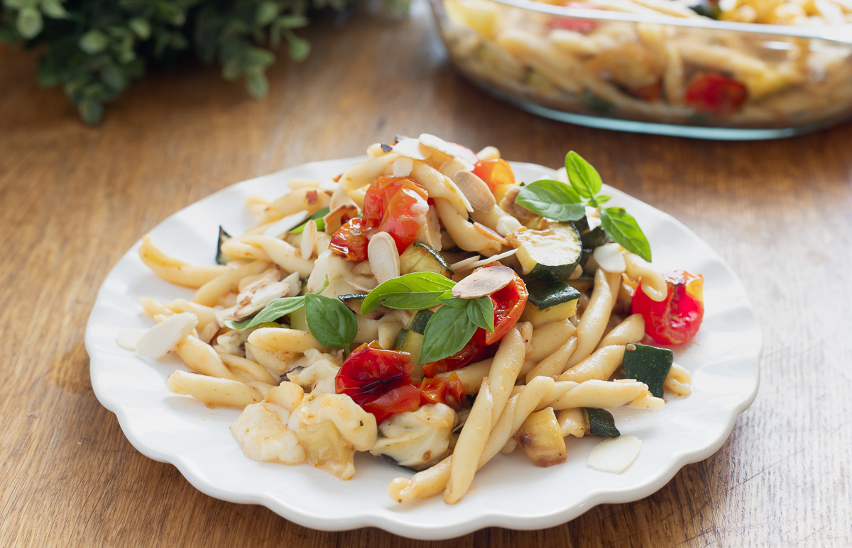 Pasta with zucchini, cherry tomatoes and mozzarella
