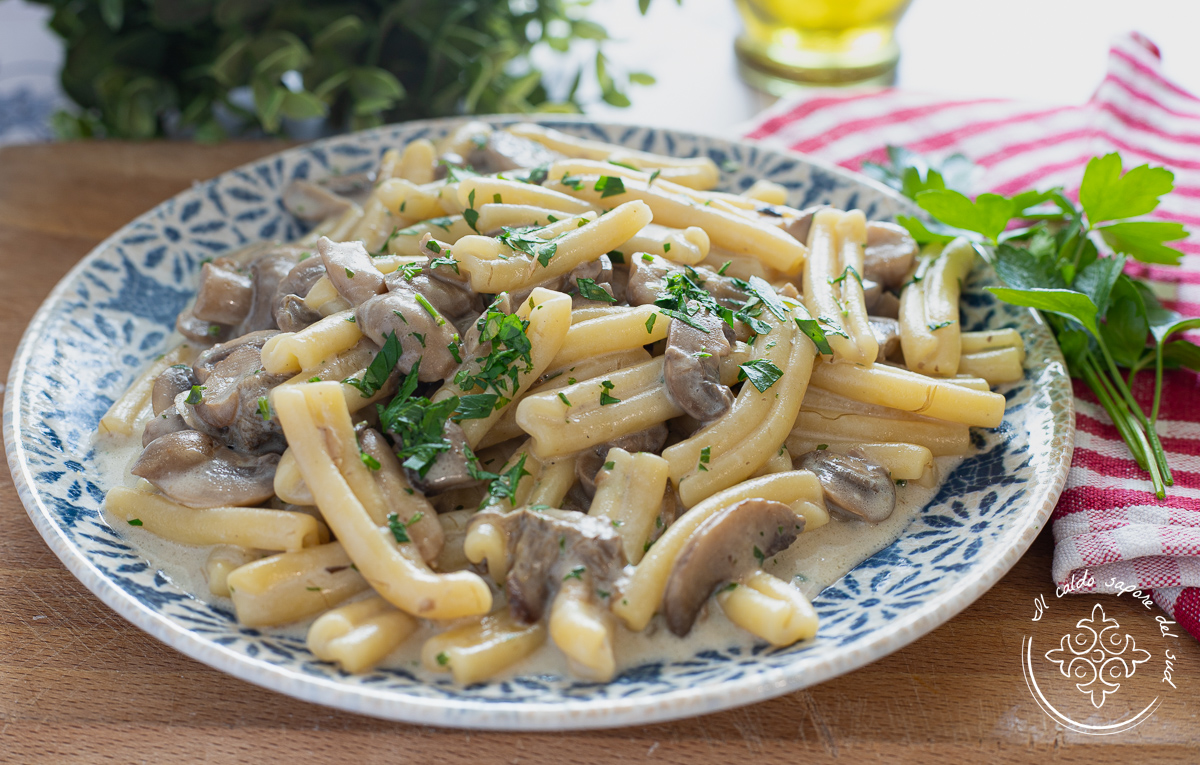 Creamy pasta with sautéed mushrooms