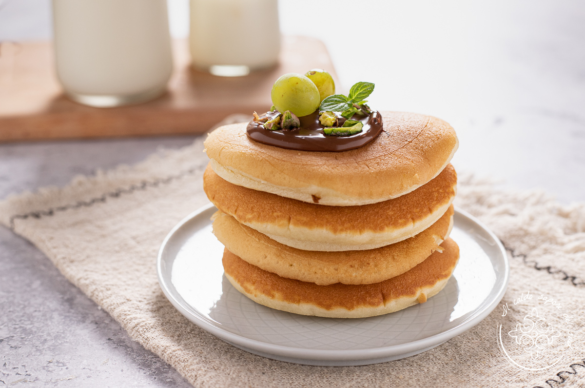Fluffy pancakes: easy and quick basic recipe to make at home
