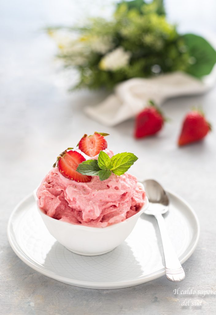 Light strawberry ice cream without an ice cream maker