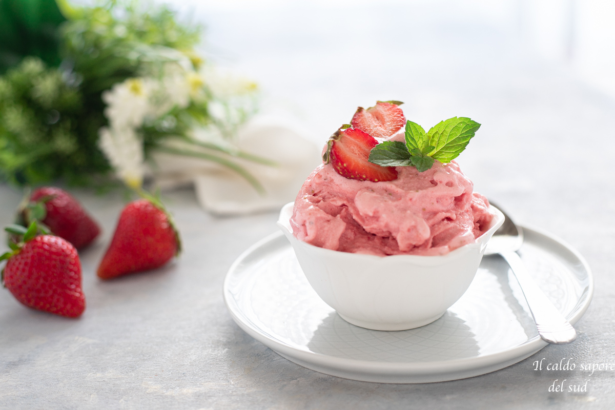 Light strawberry ice cream without an ice cream maker