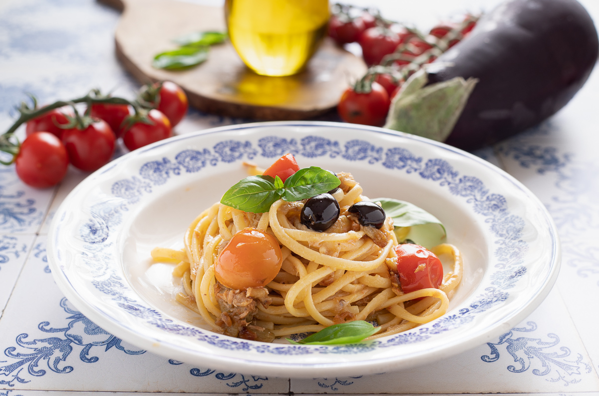 Pasta with eggplant, tuna and cherry tomatoes