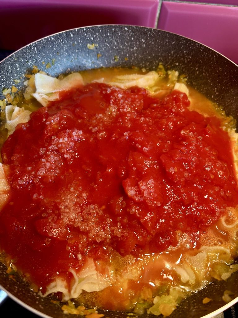 Tomato pulp added to the cooking quick Roman-style tripe