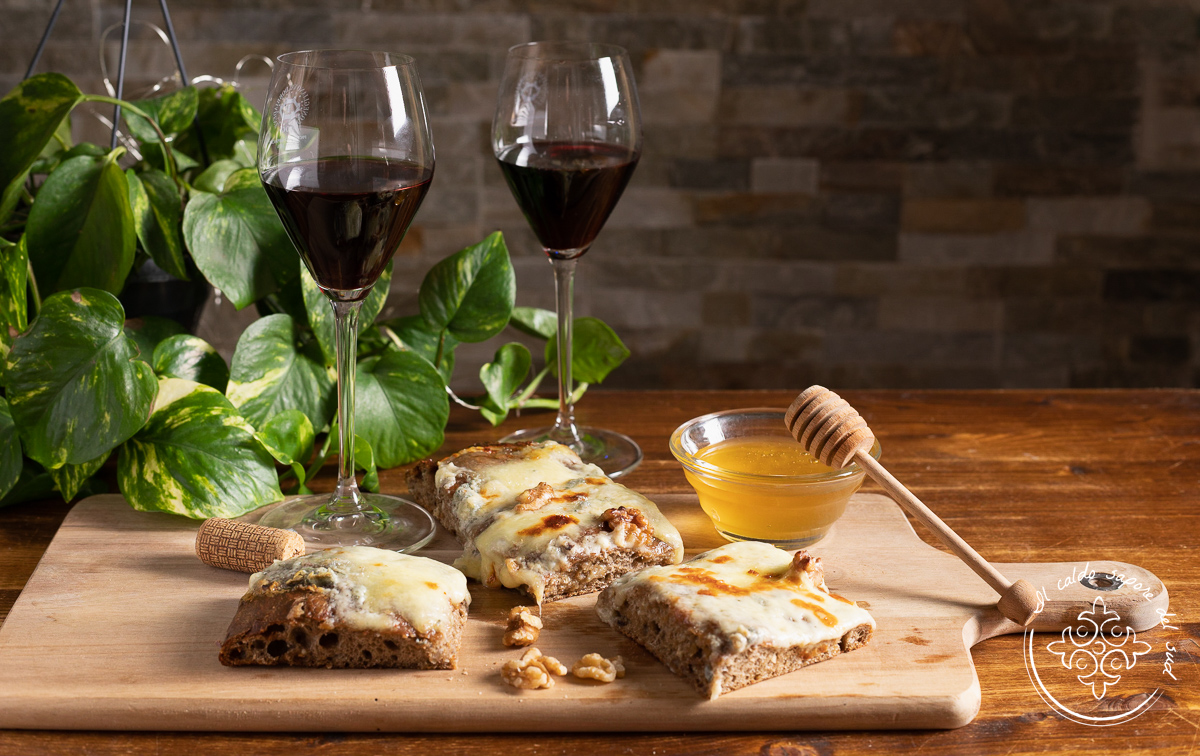 Four-cheese pizza with honey and walnuts