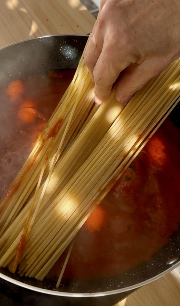 Spaghetti all'Assassina cooked directly in the pan without boiling