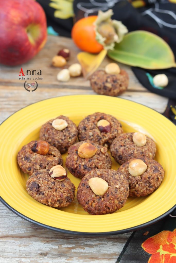 Rustic persimmon-apple cookies with oats and chocolate