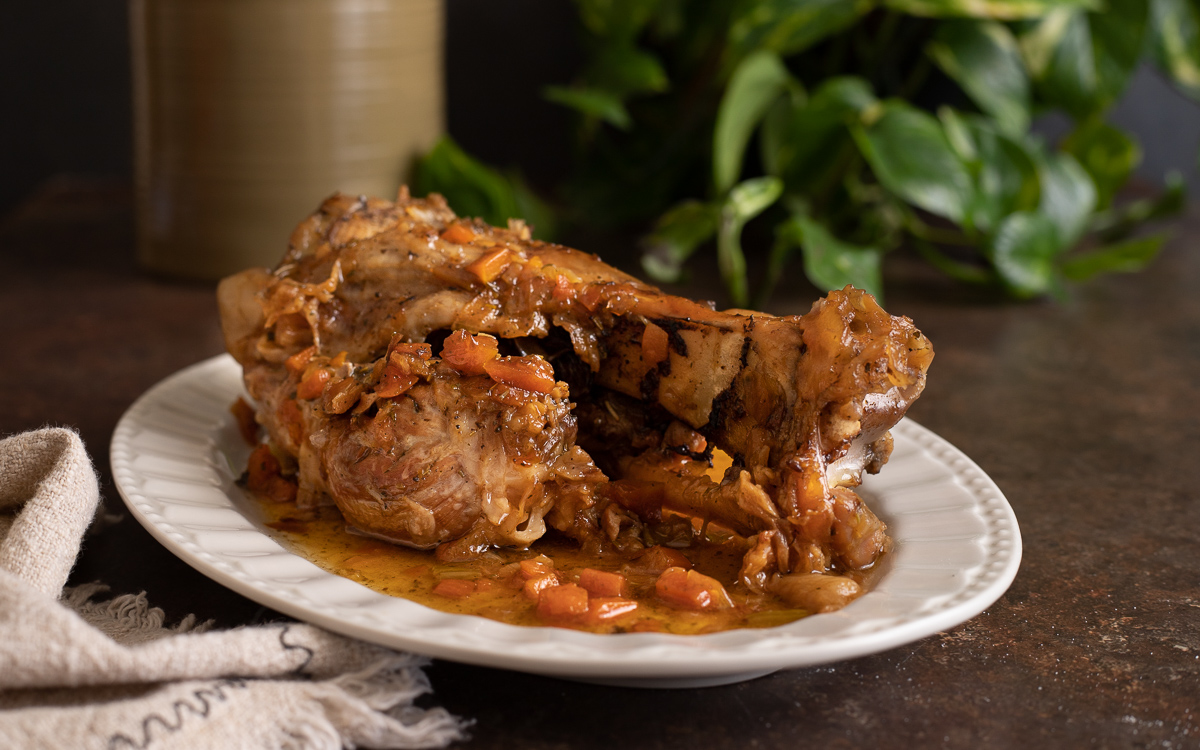 Beer-braised pork shank cooked in a pot
