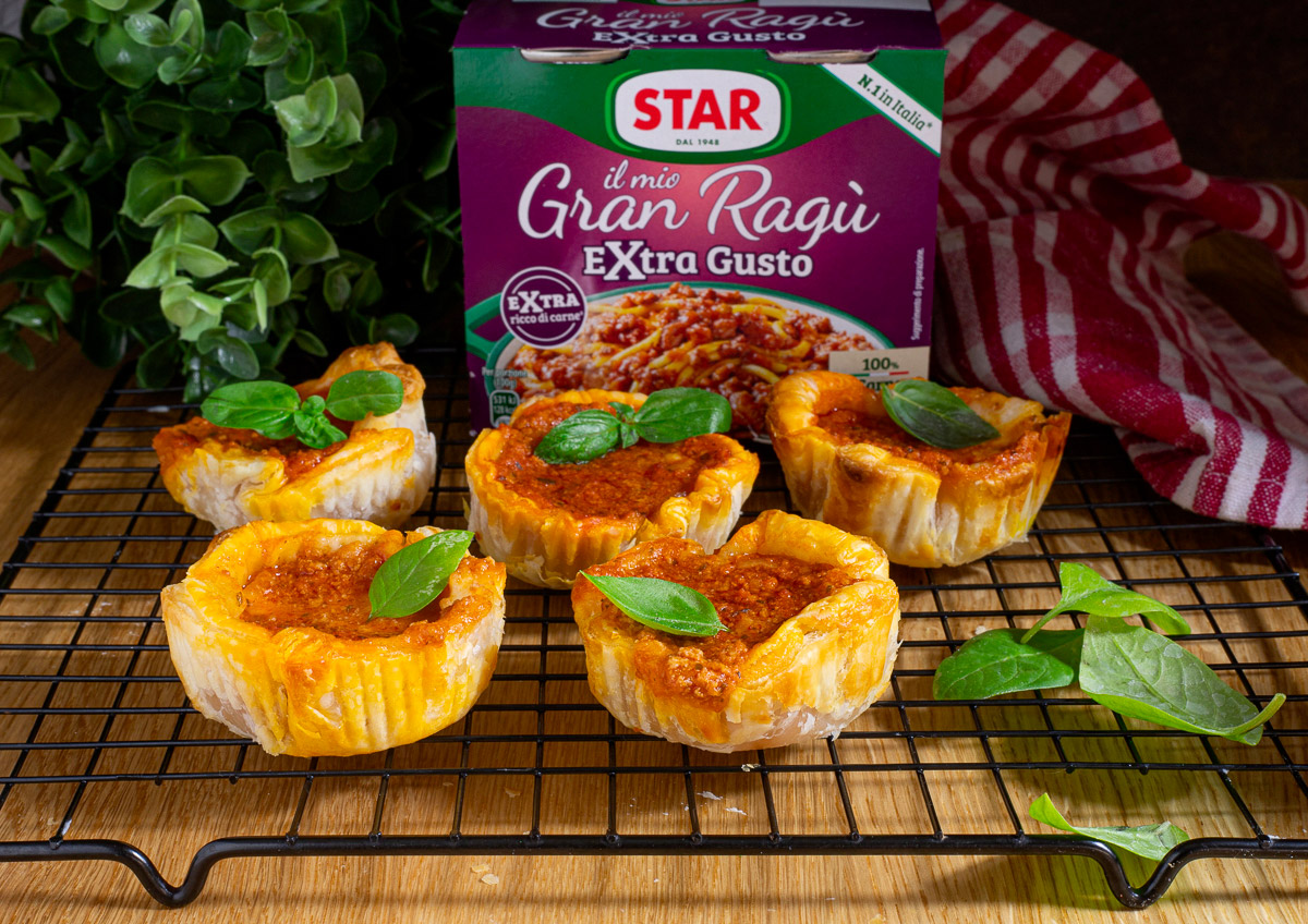 Puff Pastry Baskets with Ragù and Mozzarella