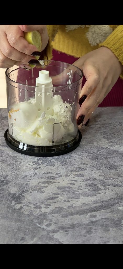 Prepare the sauce with eggs, cottage cheese, lemon juice