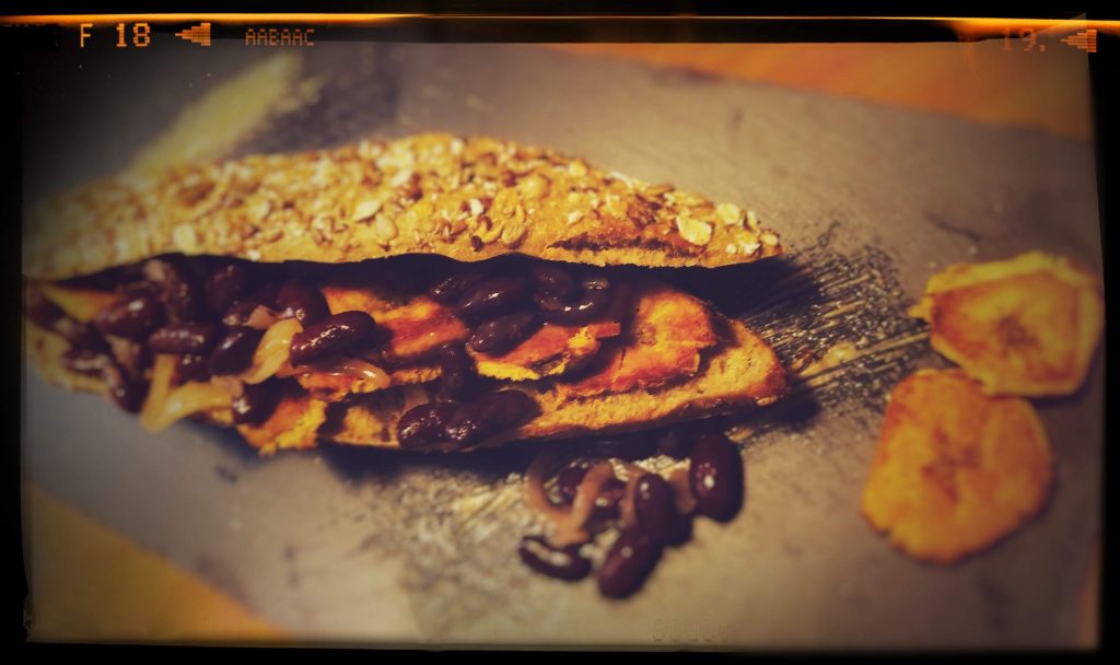 SudamericAmo sandwich with plantain beans peanut butter ViaggiandoMangiando
